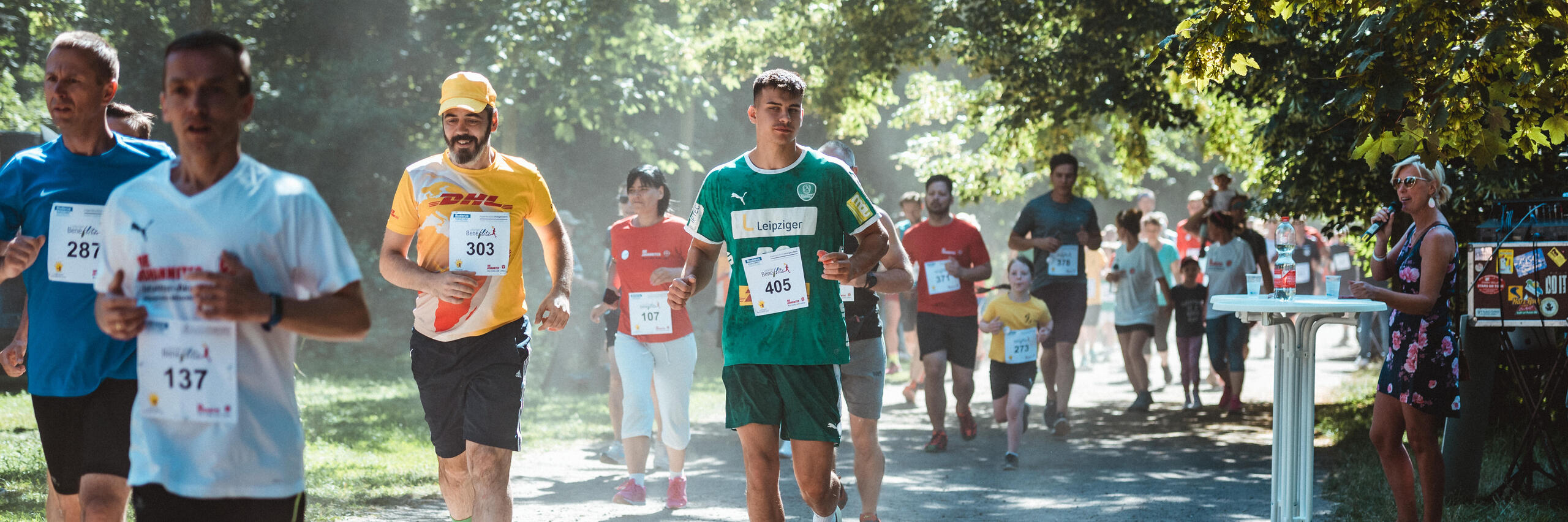 Läufer und Läuferinnen im Park