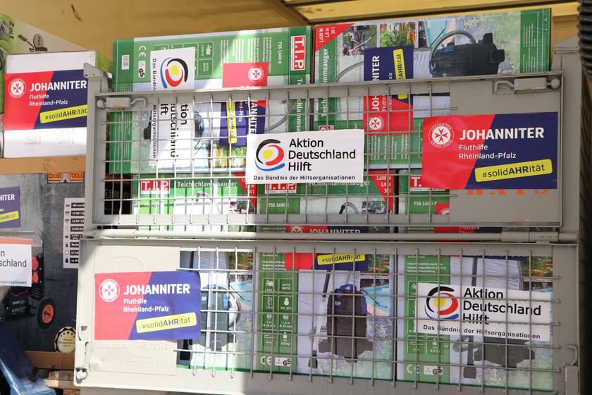 Johanniter geben dringend benötigtes Werkzeug an Betroffene aus. Einsatz von Spendenmitteln der Aktion Deutschland Hilft.