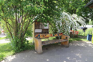Bank im Außenbereich Johanniter-Kindertagesstätte "Burgspatzen"