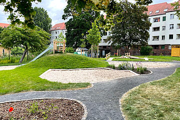 Großzügiger Garten hinter dem Haus
