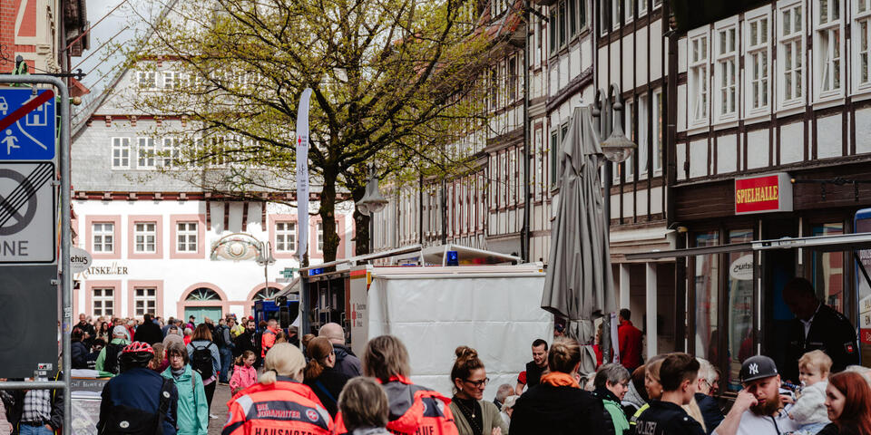 Die Blaulichtmeile mit Johannitern und Besuchern