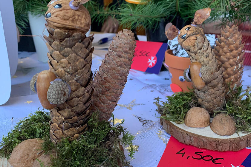 Gebastelte Produkte am Johanniterstand auf dem Weihnachtsmarkt