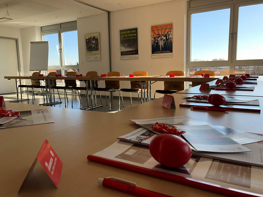 Schulungsraum mit eingedecktem Material