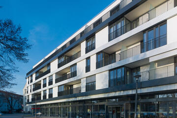 Außenansicht des Johanniter Quartiers in Potsdam mit Mietwohnungen und dem Eingangsbereich zum Service Wohnen.