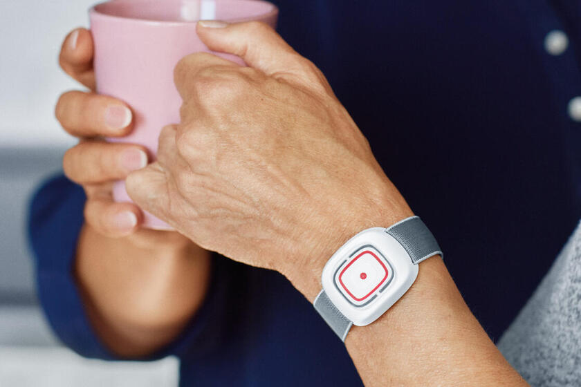 Johanniter-Hausnotruf: Mit dem Sender am Arm kann jederzeit ein Notruf ausgelöst werden.