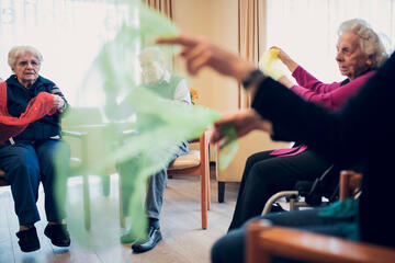 Bewegungsrunde mit einem großen transparentem Tuch im Johanniter-Haus Empelde