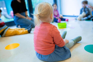 Kinder sitzen im gemeinsamen Morgenkreis zusammen