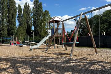Außenanlage mit Schaukel und Rutsche bei der KiTa Wolkenschloss in Dieburg