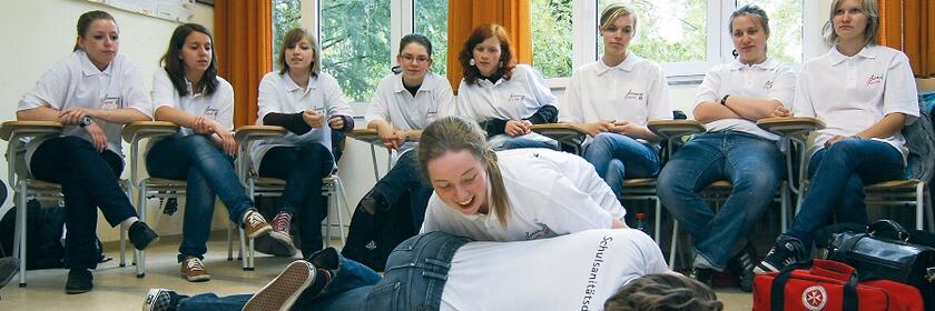 Bei uns lernen Schüler, wie sie professionell Erste Hilfe leisten können.