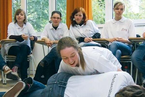 Bei uns lernen Schüler, wie sie professionell Erste Hilfe leisten können.