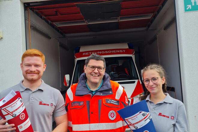 Neue Notfallsanitäter mit Schultüte