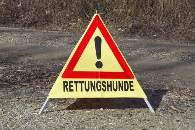 Foto von Warntafel: "Achtung Rettungshunde"