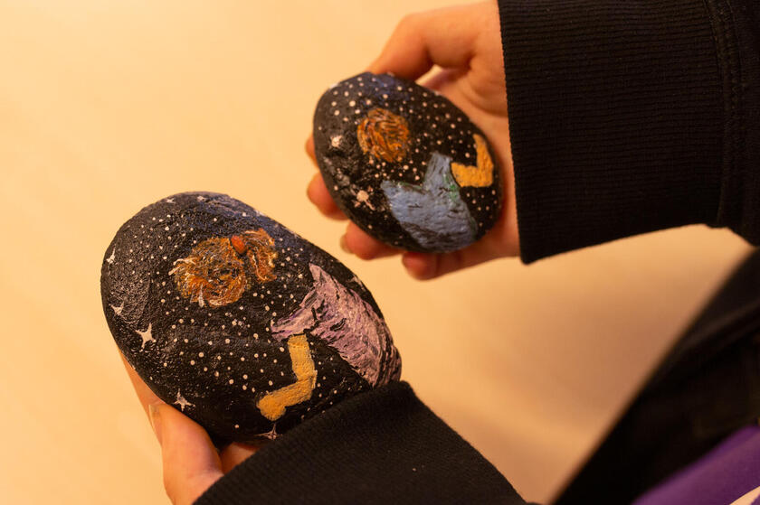 Zwei bemalte Steine zum Thema Trauer und los lassen