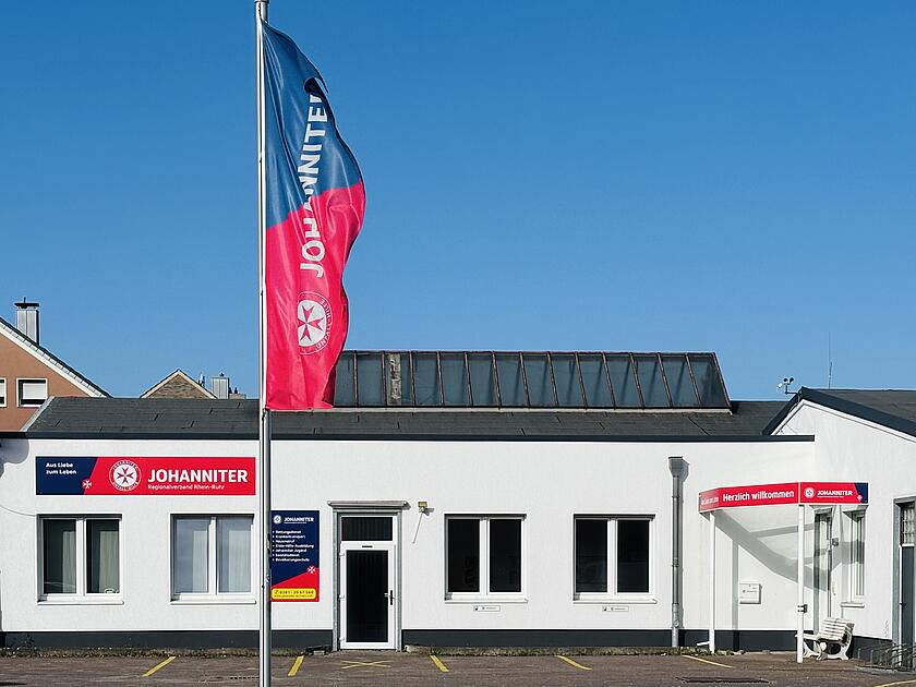 Außenansicht der Johanniter-Dienststelle Wesel in der Schermbecker Landstraße 34-36.  Das Gebäude dient als Anlaufstelle für den Rettungsdienst, Hausnotruf und ehrenamtliches Engagement.