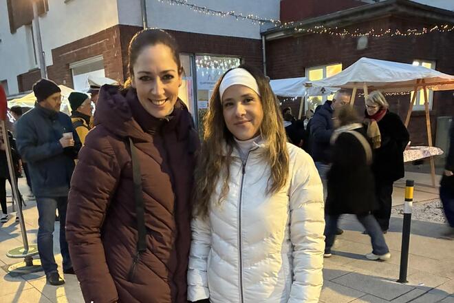 Stadträtin Isabelle Hemsley lächelt links neben Quartiersmanagerin Simge Dogru in die Kamera