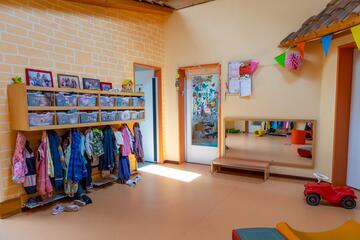 Garderobe und Eingänge zu den Gruppenräumen in der Johanniter-Kita Zwergenwache in Glinde