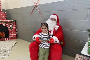 Weihnachtsmann mit Kind