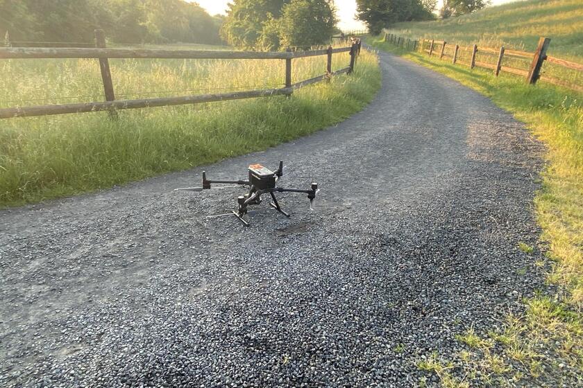 Die Drohne der Johanniter Drohnenstaffel steht im Sonnenuntergang auf einem Feldweg