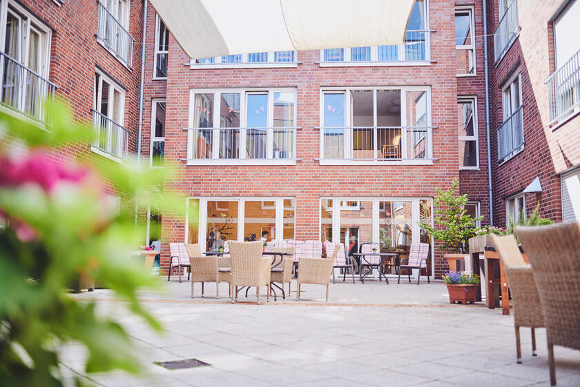 Gemütliche Sitzmöbel laden im Innenhof des Johanniter-Stift Hörde zum Beisammensein ein