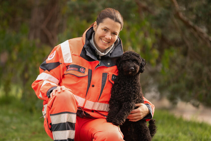Nadja und Bilbo von der Johanniter-Rettungshundestaffel Baden-Karlsruhe