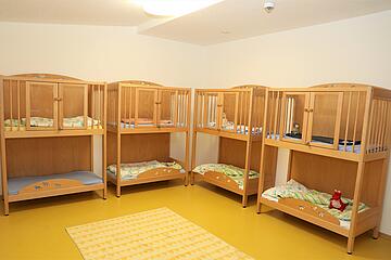 gelber Schlafraum Johanniter-Kinderkrippe "Turmwichtel"