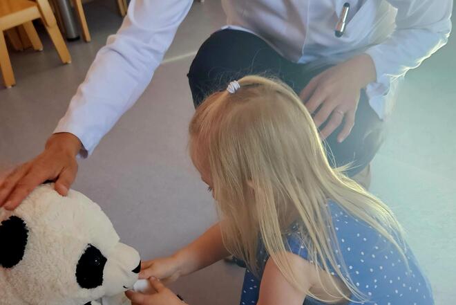 Die Kinder hatten sehr viel Spaß dabei den schwarz-weißen Plüschpanda zu untersuchen.