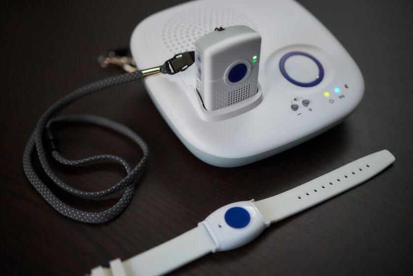 Das Kombinotrufgerät mit der Ladestation und Handsender