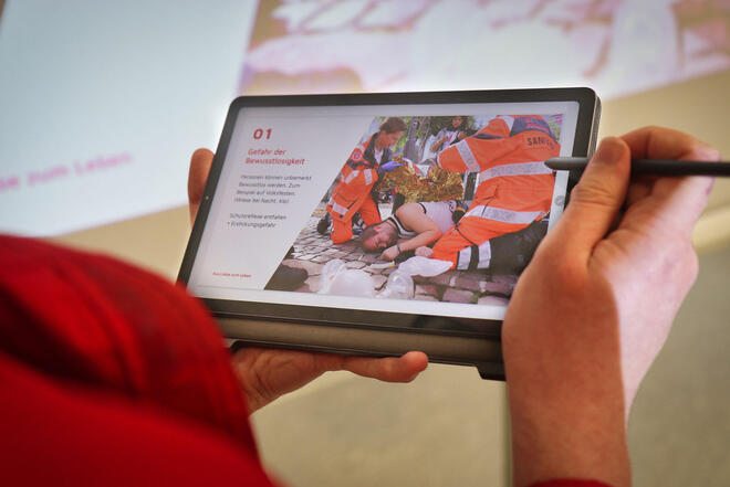 Ein Tablet wird gehalten.