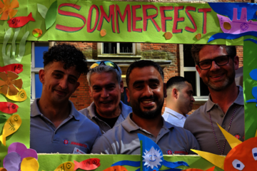 4 Mitarbeitende in Sommerfest-Bilderrahmen