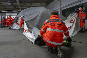 Übung mit dem Behandlungsplatz 200: Ehrenamtliche bauen ein Zelt auf.