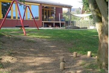 Garten mit Schaukel Johanniter-Kinderhort "Rappelritter"