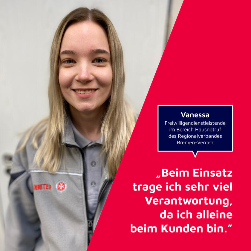 Eine FSJlerin in Einsatzkleidung lacht in die Kamera