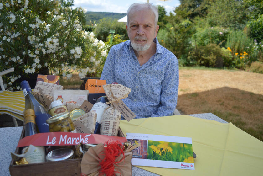 Klaus Severin sitzt im Garten am Tisch