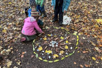 Kinder legen Waldmandala.