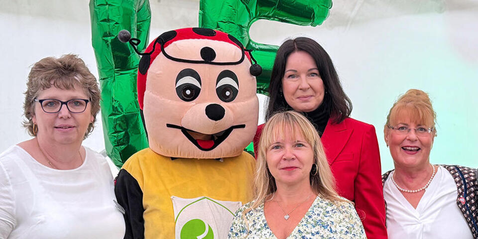 v.r. Gastgeberin Chefärztin Rheumatologie Dr. Gabriele Zeidler, Gesundheitsministerin und Schirmherrin Britta Müller. Links: Barbara Krahl, Präsidentin des Rheumaliga-Verbandes Brandenburg mit Maskottchen. Mitte: R. Zeljar, VdEK Berlin-Brandenburgiele Zeidler, Gesundheitsminiterin und Schirmherrin Britta Müller. Links: Barbara Krahl, Präsidentin des Rheumaliga-Verbandes Brandenburg mit Maskottchen. Mitte: R. Zeljar, VdEk Berlin-Brandenburg