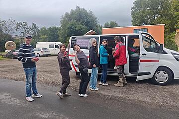 Einsteigen in den Kleinbus - Schlange