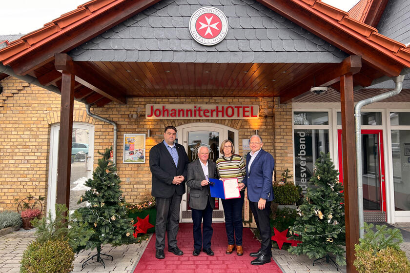 Jens von der Brelie, Roland Lipp und Gattin, Landesvorstand Oliver Meermann bei der Übergabe des Ehrenzeichens.