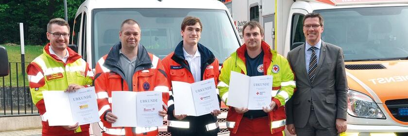 Landrat zeichnet ehrenamtliche Sanitätshelfer aus für besonderen Einsatz zu Corona-Zeiten.