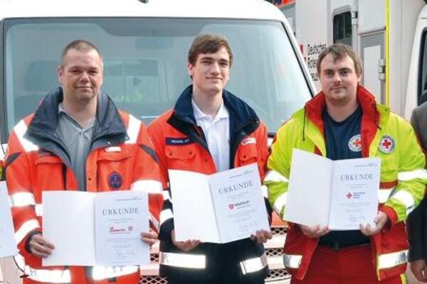 Landrat zeichnet ehrenamtliche Sanitätshelfer aus für besonderen Einsatz zu Corona-Zeiten.