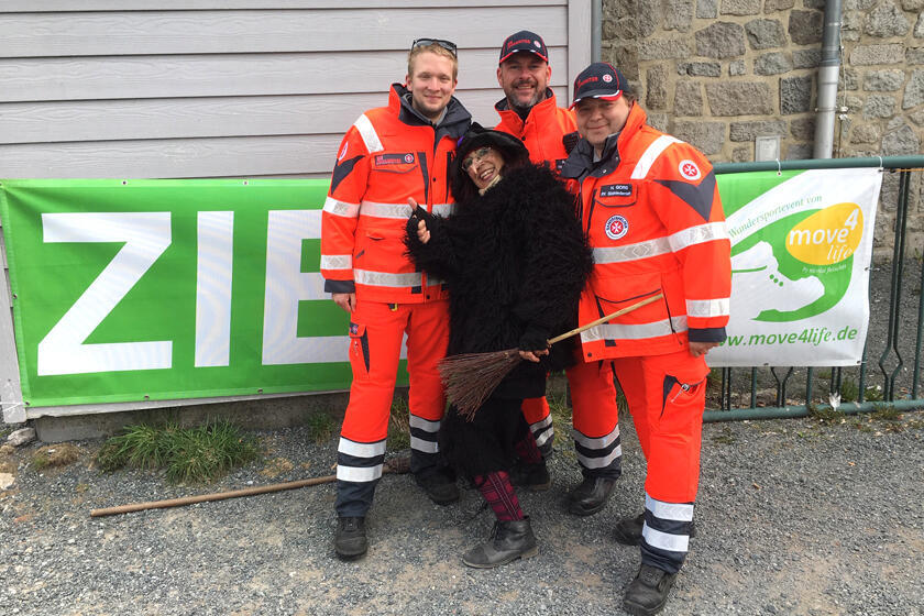 Johanniter gemeinsam mit der Brokenhexe. 