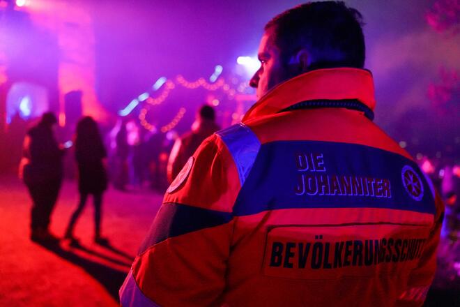 Sanitätsdienst, Kollege von hinten auf der Burg Frankenstein