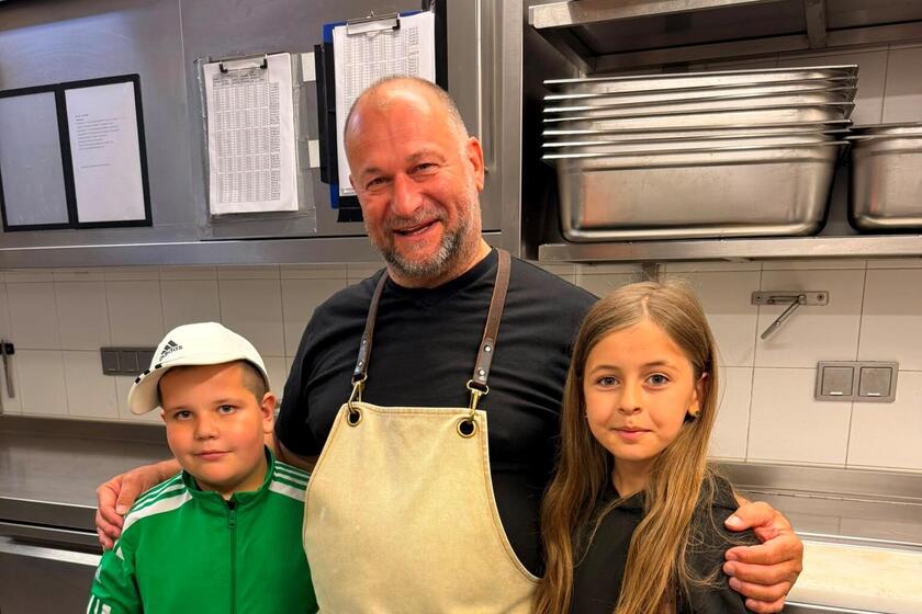 Michael Heumann mit zwei Hortkindern bei der Führung