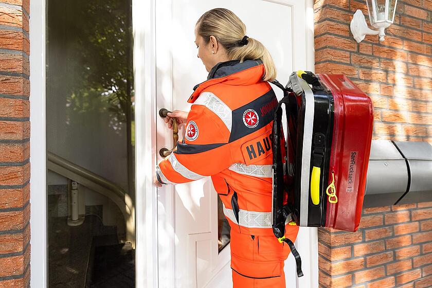 Rettungsdienst öffnet Tür