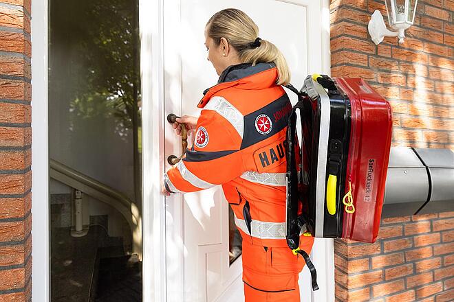 Rettungsdienst öffnet Tür