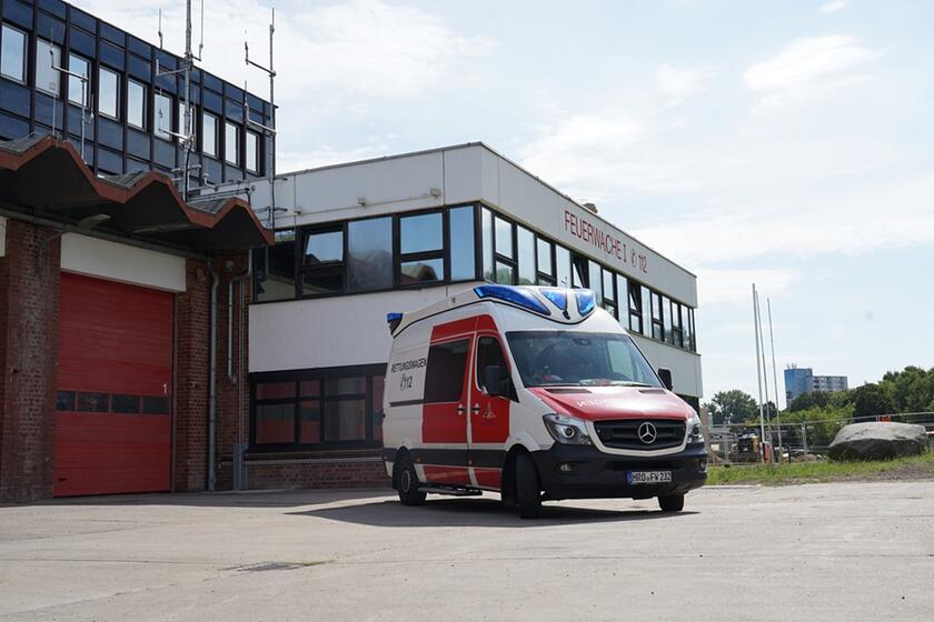Man sieht einen Krankenwagen stehend vor der Wache, die ziemlich groß ist