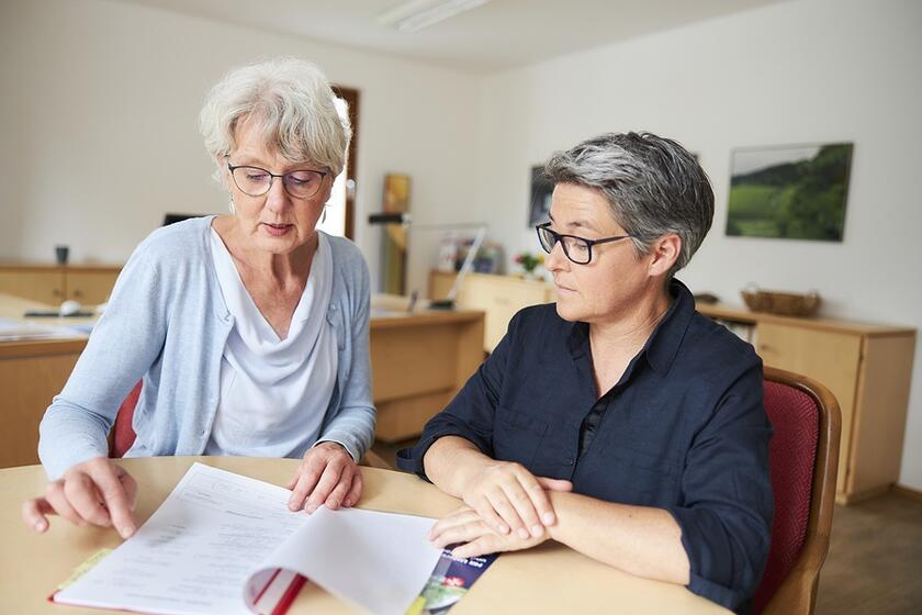 Eine Ehrenamtskoordinatorin der Johanniter in einem Hospiz im Gespräch mit einer Klientin.