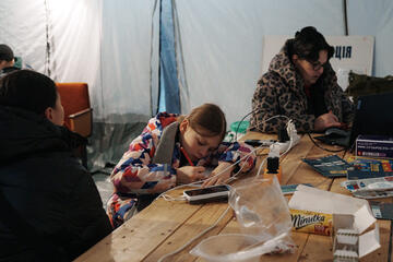 Menschen im Schutzraum.