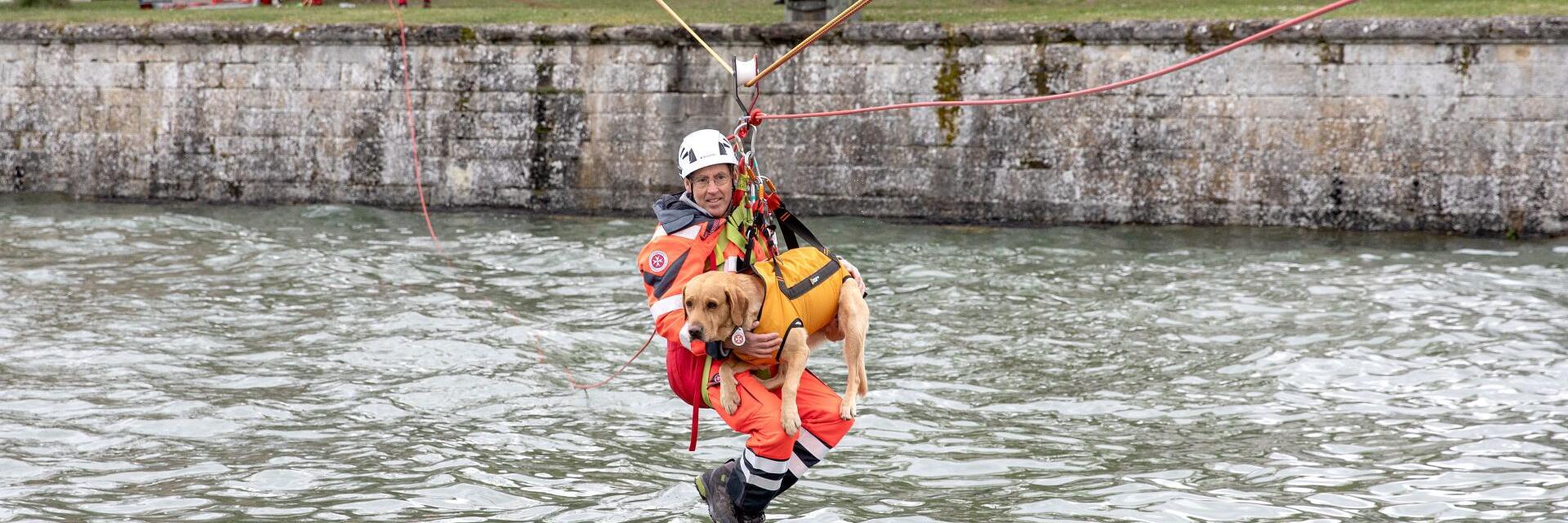 Hund mit Hundeführer auf Seilbahn