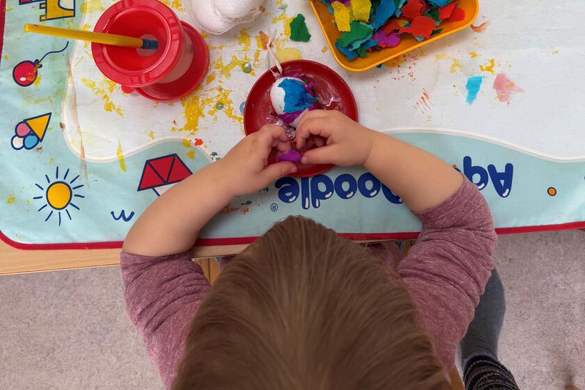 Ein Kind bemalt Eier