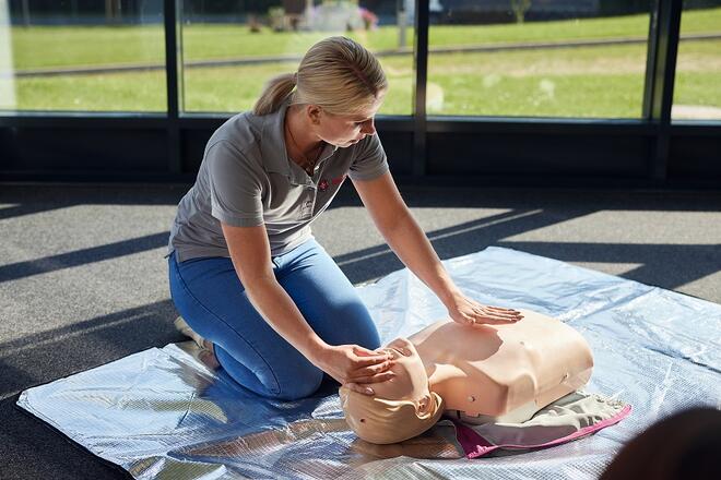 Bei den Ersthelfern von morgen werden Kinder in der Ersten Hilfe geschult.